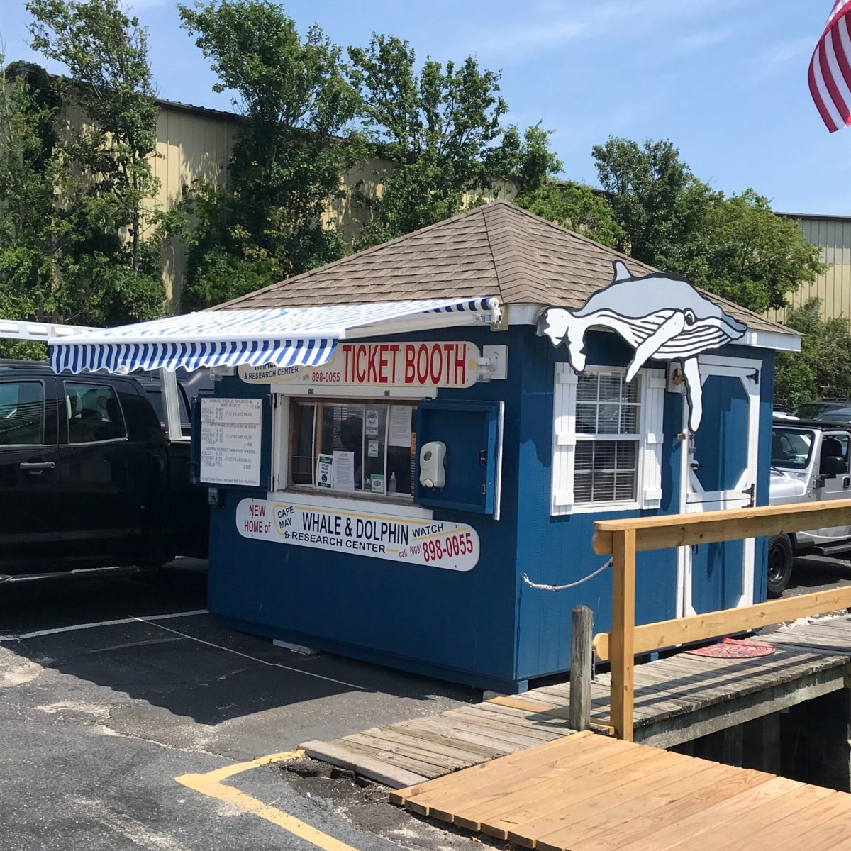 a bus that is parked on the side of a building